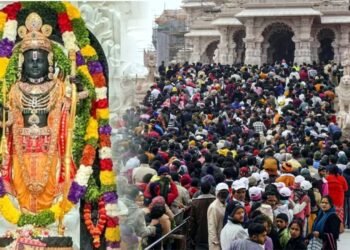 नये साल पर मंदिरों में उमड़ा आस्था का सैलाब, 2 लाख लोगों ने रामलला के दर्शन किए.