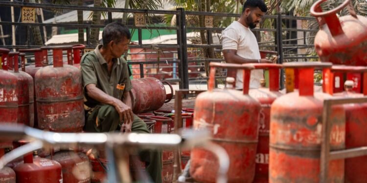 घरेलू रसोई गैस LPG सिलेंडर 29 रुपये महंगा